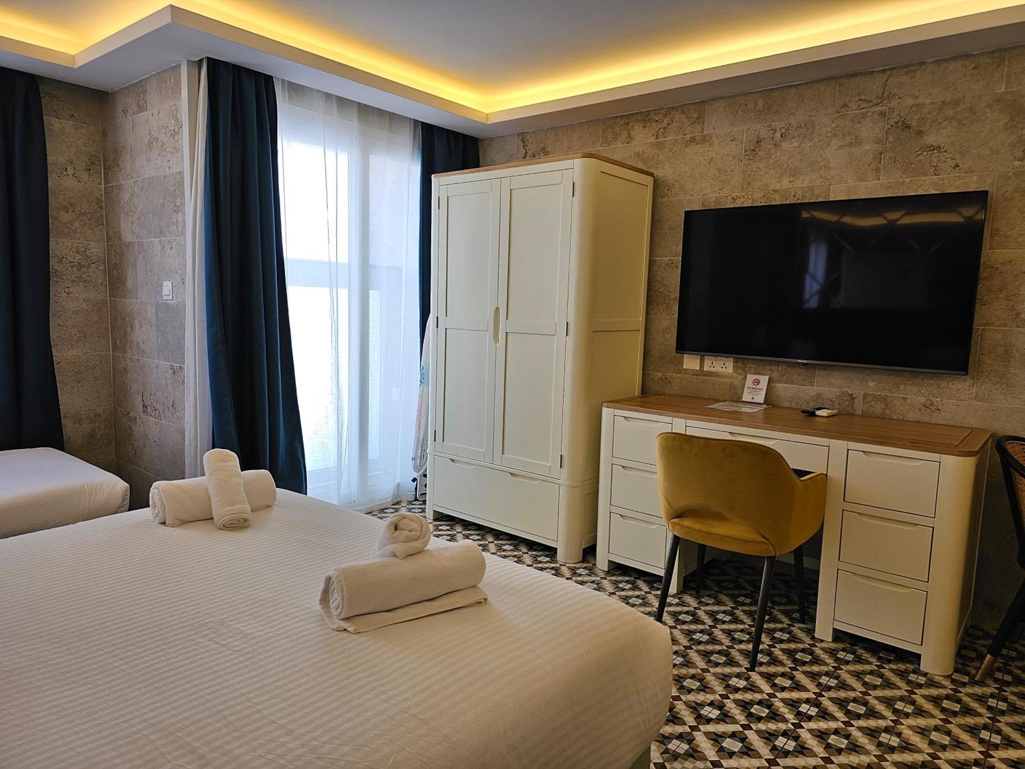 Balcony Hotel Saint Julian's Ngoại thất bức ảnh